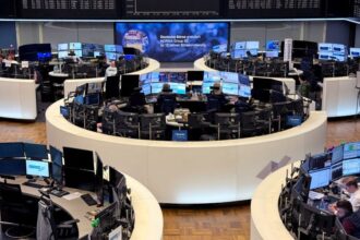 Αίθουσα διαπραγμάτευσης ευρωπαϊκού χρηματιστηρίου με οθόνες αγορών