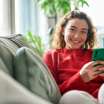 Πελάτισσα χρησιμοποιεί smartphone σε εικόνα για τη στρατηγική ψηφιακής τραπεζικής της Eurobank