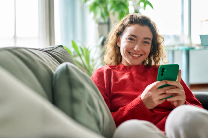 Πελάτισσα χρησιμοποιεί smartphone σε εικόνα για τη στρατηγική ψηφιακής τραπεζικής της Eurobank