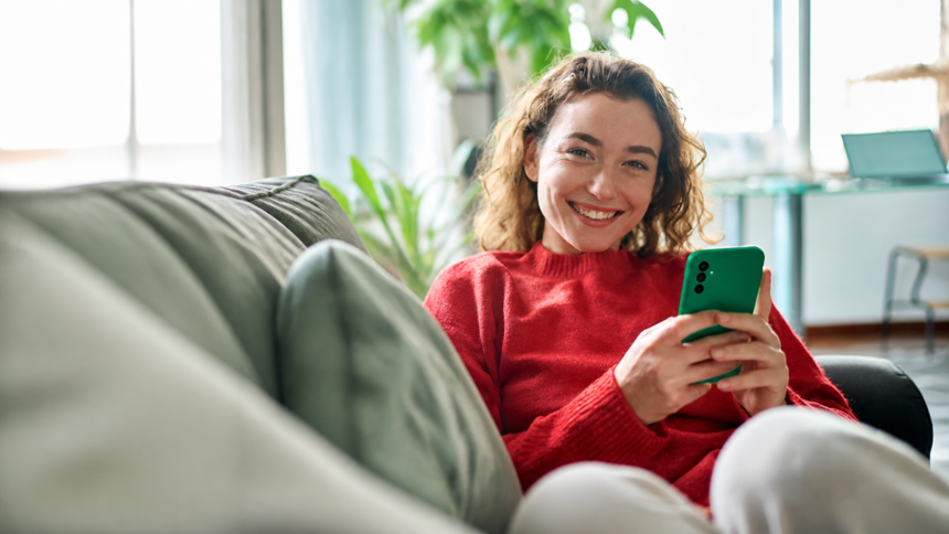 Πελάτισσα χρησιμοποιεί smartphone σε εικόνα για τη στρατηγική ψηφιακής τραπεζικής της Eurobank