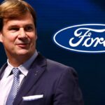 Ο διευθύνων σύμβουλος της Ford Τζιμ Φάρλεϊ μπροστά από το λογότυπο της εταιρείας