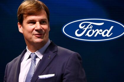 Ο διευθύνων σύμβουλος της Ford Τζιμ Φάρλεϊ μπροστά από το λογότυπο της εταιρείας