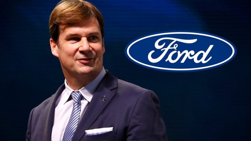 Ο διευθύνων σύμβουλος της Ford Τζιμ Φάρλεϊ μπροστά από το λογότυπο της εταιρείας