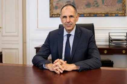 Ο υπουργός Εξωτερικών της Ελλάδας Γιώργος Γεραπετρίτης στο γραφείο του