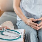 Ασθενής συζητά με γιατρό για εξειδικευμένη διασυνοριακή θεραπεία