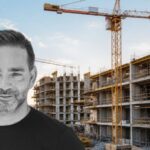 Ο Γιάννης Μισιρλής μπροστά από υπό κατασκευή οικιστικά κτίρια