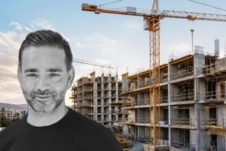 Ο Γιάννης Μισιρλής μπροστά από υπό κατασκευή οικιστικά κτίρια