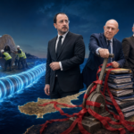 Σατιρική πολιτική εικονογράφηση για τον GSI με την Αθήνα να προωθεί το καλώδιο, τον Νίκο Χριστοδουλίδη αιφνιδιασμένο, τον Μάκη Κεραυνό στο χειρόφρενο και τον Νικόλα Παπαδόπουλο να δείχνει προς το Ισραήλ
