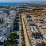 Αεροφωτογραφία οικιστικής ανάπτυξης και ημιτελούς εργοταξίου στην Κύπρο