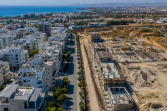 Αεροφωτογραφία οικιστικής ανάπτυξης και ημιτελούς εργοταξίου στην Κύπρο