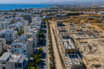 Αεροφωτογραφία οικιστικής ανάπτυξης και ημιτελούς εργοταξίου στην Κύπρο