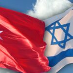 Οι σημαίες της Τουρκίας και του Ισραήλ μαζί με φόντο τον ουρανό