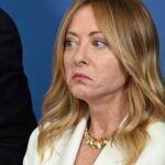 Σημαίες Ιταλίας και Ισπανίας με φόντο την Ευρωπαϊκή Ένωση