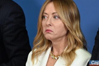Σημαίες Ιταλίας και Ισπανίας με φόντο την Ευρωπαϊκή Ένωση