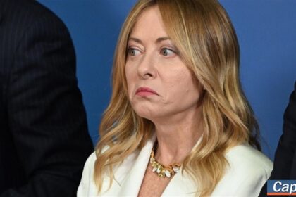 Σημαίες Ιταλίας και Ισπανίας με φόντο την Ευρωπαϊκή Ένωση