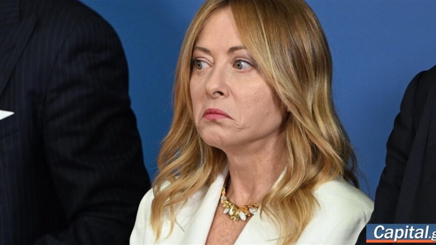 Σημαίες Ιταλίας και Ισπανίας με φόντο την Ευρωπαϊκή Ένωση