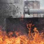 Φλόγες από πυρκαγιά που παραπέμπουν στο περιστατικό σε διαμέρισμα στην Κάππαρη
