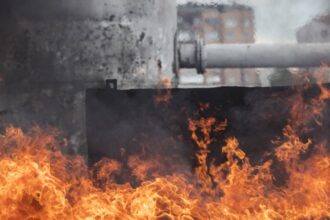 Φλόγες από πυρκαγιά που παραπέμπουν στο περιστατικό σε διαμέρισμα στην Κάππαρη