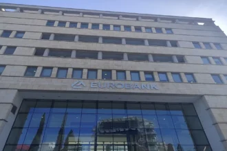 Τραπεζικά κτίρια στην Κύπρο για τη συμφωνία ΚΕΔΙΠΕΣ και Eurobank