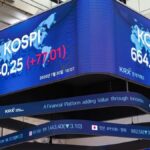Ηλεκτρονικός πίνακας με τους δείκτες KOSPI και KOSDAQ στη Νότια Κορέα
