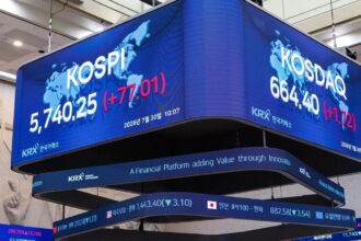 Ηλεκτρονικός πίνακας με τους δείκτες KOSPI και KOSDAQ στη Νότια Κορέα