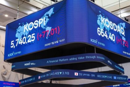 Ηλεκτρονικός πίνακας με τους δείκτες KOSPI και KOSDAQ στη Νότια Κορέα