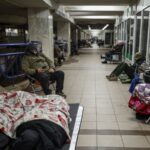 Κάτοικοι του Κιέβου στο μετρό κατά τη διάρκεια αεροπορικού συναγερμού