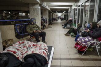 Κάτοικοι του Κιέβου στο μετρό κατά τη διάρκεια αεροπορικού συναγερμού