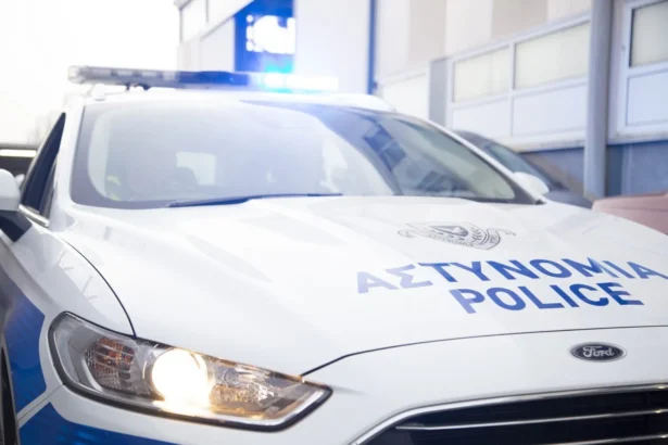 Αστυνομικό περιπολικό στο πλαίσιο των ερευνών για την υπόθεση 62χρονου επιχειρηματία στη Λάρνακα