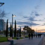 Διακριτική κάμερα ασφαλείας σε δημόσιο παραλιακό πάρκο της Λεμεσού με πεζούς στο βάθος