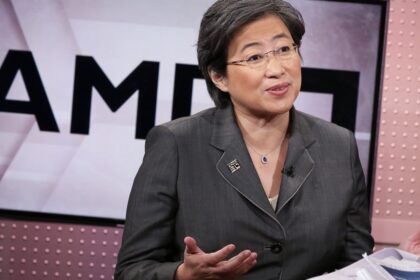 Η επικεφαλής της AMD Λίζα Σου μπροστά από το εταιρικό σήμα