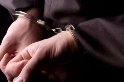 Χέρια συλληφθέντος με χειροπέδες σε φωτογραφία αρχείου της Αστυνομίας