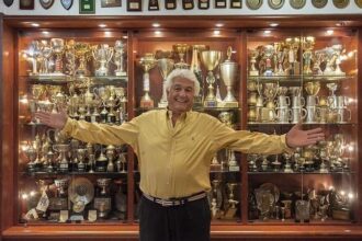 Ο Ντίμης Μαυρόπουλος μπροστά από τη συλλογή τροπαίων της αγωνιστικής του πορείας