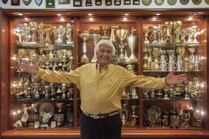 Ο Ντίμης Μαυρόπουλος μπροστά από τη συλλογή τροπαίων της αγωνιστικής του πορείας