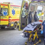 Ασθενοφόρα και διασώστης έξω από δημόσιο νοσηλευτήριο στην Κύπρο