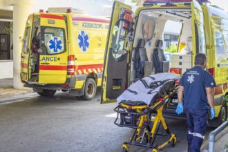 Ασθενοφόρα και διασώστης έξω από δημόσιο νοσηλευτήριο στην Κύπρο