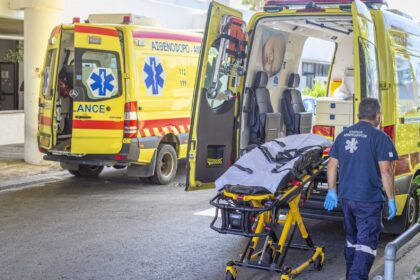 Ασθενοφόρα και διασώστης έξω από δημόσιο νοσηλευτήριο στην Κύπρο
