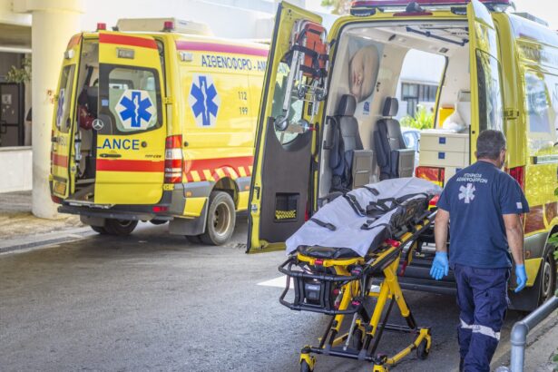 Ασθενοφόρα και διασώστης έξω από δημόσιο νοσηλευτήριο στην Κύπρο