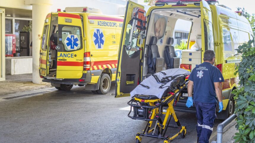 Ασθενοφόρα και διασώστης έξω από δημόσιο νοσηλευτήριο στην Κύπρο
