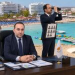 Σατιρική πολιτική εικονογράφηση με τον Κώστα Κουμή να εργάζεται σε γραφείο στην παραλία του Παραλιμνίου, τον Νίκο Χριστοδουλίδη να αναζητεί με κιάλια αντικαταστάτη και κατοίκους να αντιδρούν