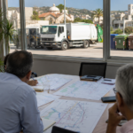 Σύσκεψη τοπικών αρχών για τη διαχείριση αποβλήτων με απορριμματοφόρα και κάδους στο βάθος