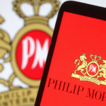 Λογότυπο Philip Morris International σε εταιρική οθόνη