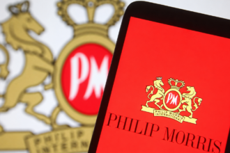 Λογότυπο Philip Morris International σε εταιρική οθόνη