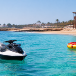 Jet ski και φουσκωτό θαλάσσιο παιχνίδι σε παραλία της Κύπρου, εικονογράφηση για την ασφάλεια στα θαλάσσια σπορ