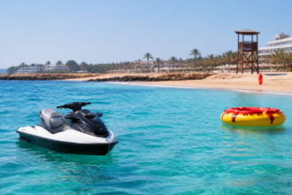 Jet ski και φουσκωτό θαλάσσιο παιχνίδι σε παραλία της Κύπρου, εικονογράφηση για την ασφάλεια στα θαλάσσια σπορ