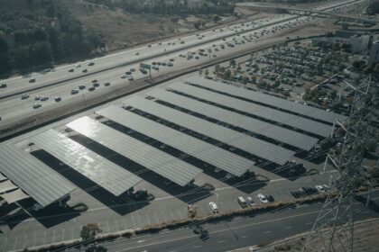Μεγάλη εγκατάσταση φωτοβολταϊκών δίπλα σε δίκτυο μεταφοράς ηλεκτρισμού