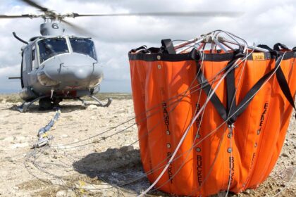 Ελικόπτερο δασοπυρόσβεσης με κάδο νερού στην Κύπρο – αρχειακή φωτογραφία