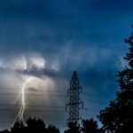 Κεραυνός κοντά σε πυλώνες ηλεκτρικού ρεύματος μέσα σε έντονη καταιγίδα
