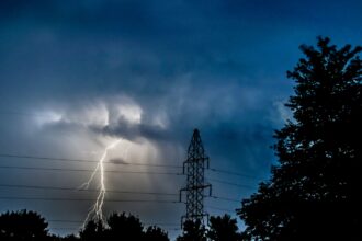 Κεραυνός κοντά σε πυλώνες ηλεκτρικού ρεύματος μέσα σε έντονη καταιγίδα