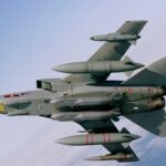 Βρετανικό Tornado GR4 σε πτήση με δύο πυραύλους Storm Shadow